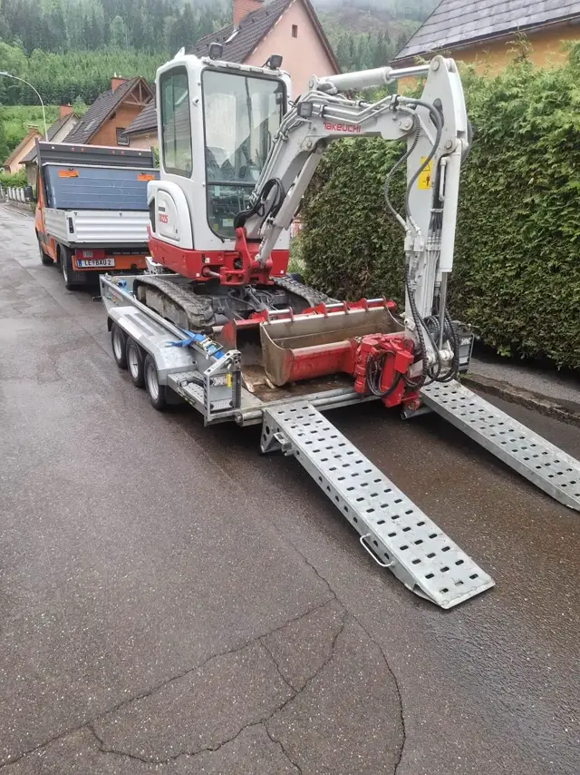 Tieflader mit Bagger