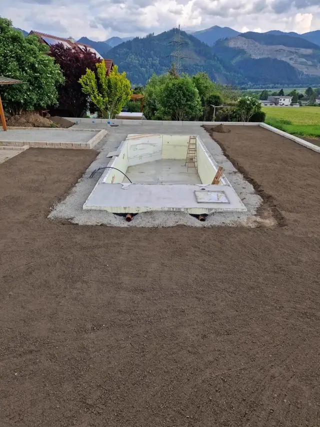 Poolbau mit Stützwand