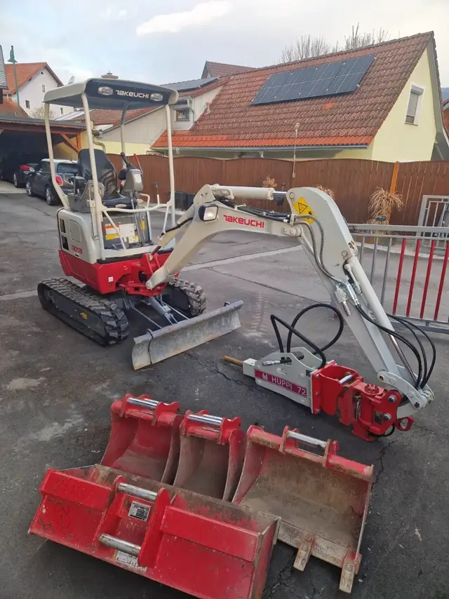 Pool-Aushub mit Bagger