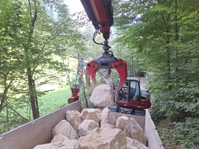 LKW mit Kran für Steintransport