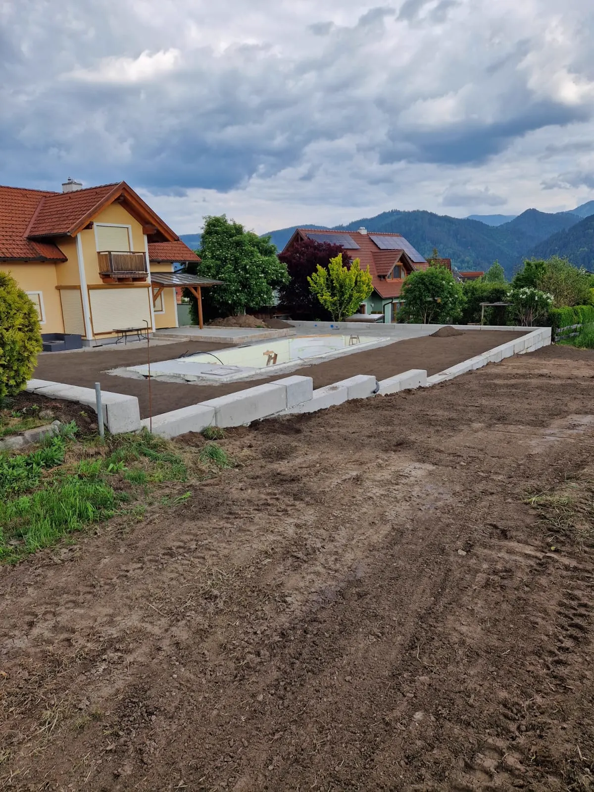 Poolbau mit Stützwand